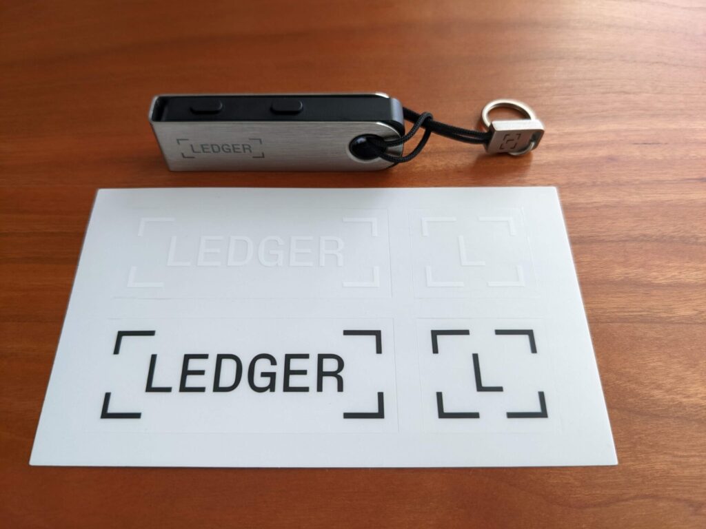Ledger Nano S Plusのストラップとステッカー